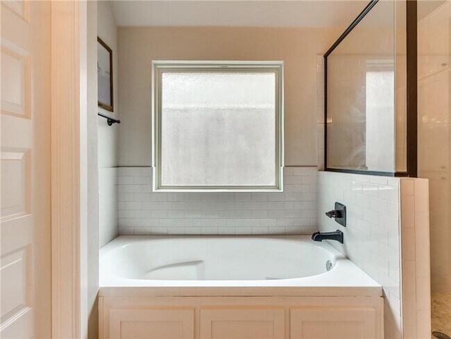 Building Photo - Beautiful 3 bedroom 2 bathroom home in Mon...