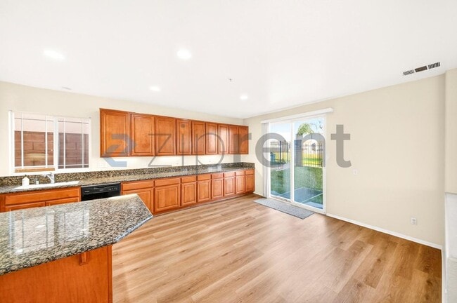 Building Photo - 6085 Medinah St