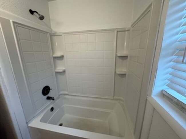 Building Photo - MOVE IN SPECIAL! 1ST MONTH RENT FREE! JUST...