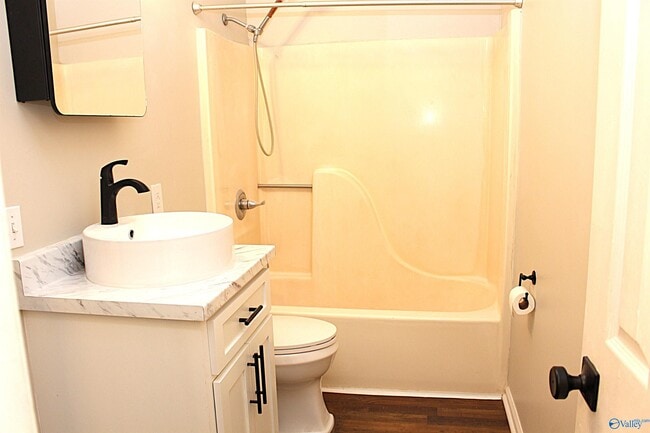 Building Photo - 101 Cresent Circle