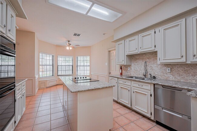 Building Photo - 2727 Raintree Dr