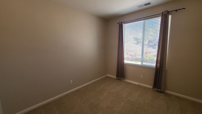 Building Photo - Single Story Sommerset Home!