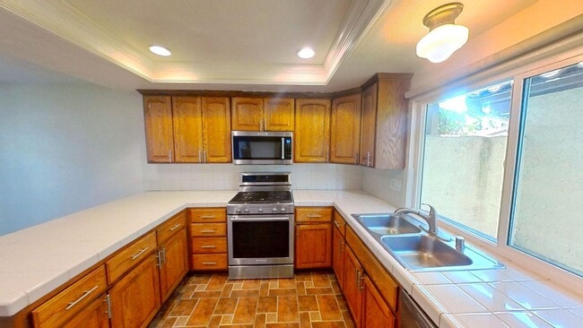 Building Photo - Charming 3 bedroom 2.5 bath Townhome in Co...