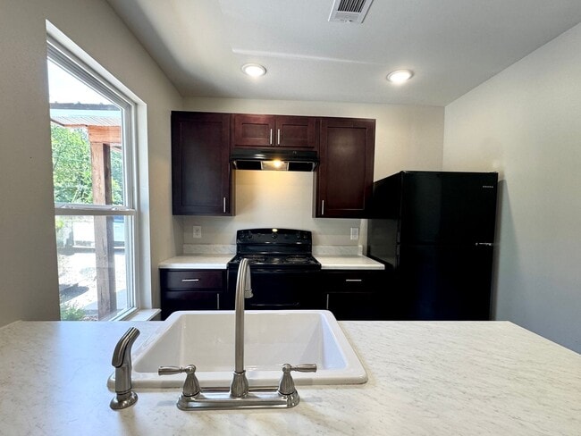 Building Photo - 2 Bedroom/2 Bathroom Triplex Unit in Southside