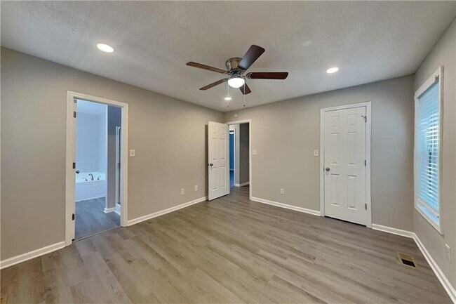Building Photo - 412 Due W Pl