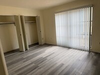 Building Photo - * MOVE IN SPECIAL * 1/2 OFF 2ND MONTH'S RENT!! Spacious 1,226 SF Unit - 2 bd / 2 ba near UF - Bra...