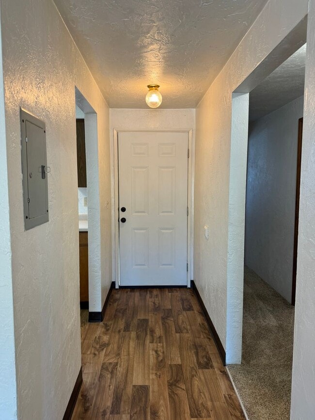 Building Photo - 3 bedroom 1.5 bathroom duplex