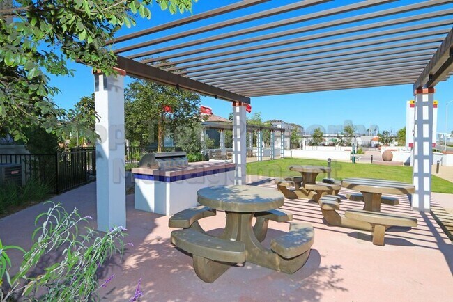 Building Photo - ***Charming 3 bed / 2.5 bath Townhome in O...