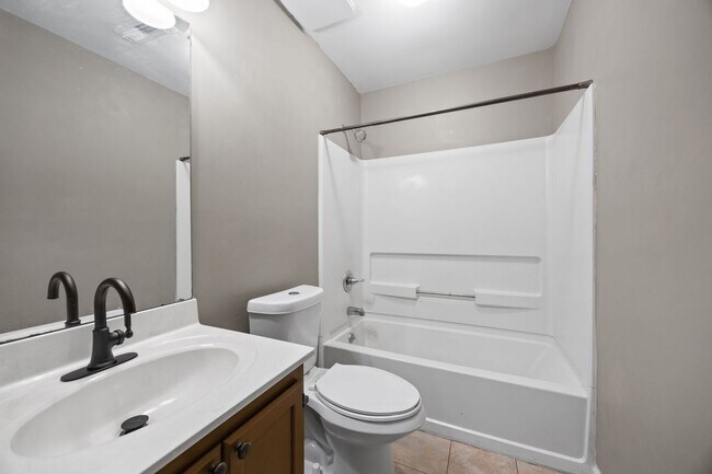 Building Photo - Charming 3BR Home with Large Private Yard Near Downtown Raleigh