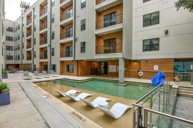 Building Photo - 2500 Longview St