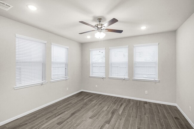 Building Photo - 5606 Hyde Park Dr