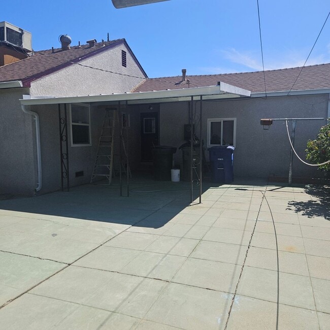 Building Photo - 2 Bedroom 1 Bath Home Recently Renovated