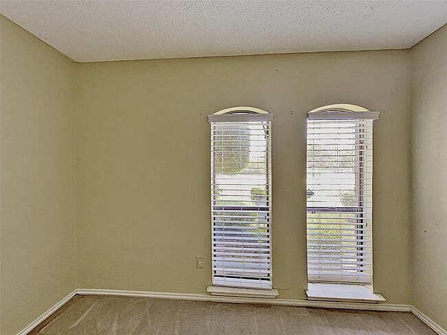 Building Photo - 1601 E Spring Valley Rd