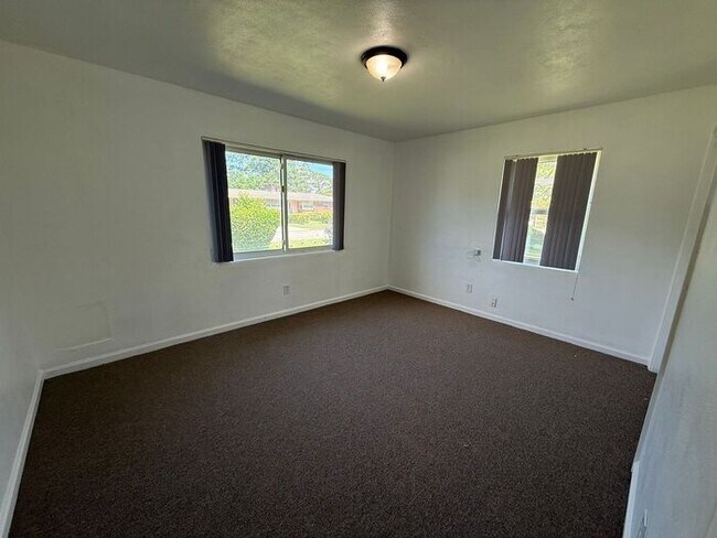 Building Photo - Pensacola - Lakeview - 3 bedroom, 2 bathroom
