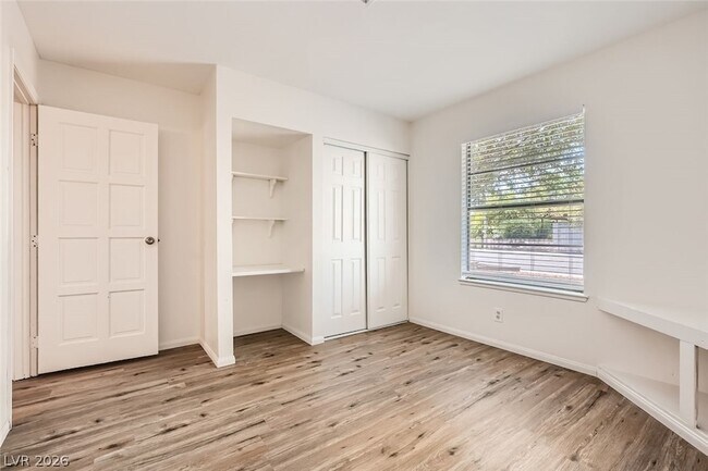 Building Photo - 2422 La Luna Dr