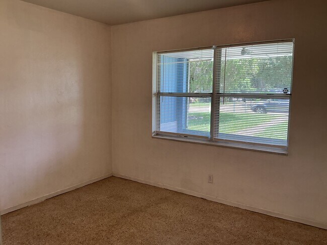 Building Photo - 2529 Tanglewood St