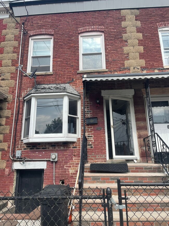 Building Photo - 2-672 Chestnut St