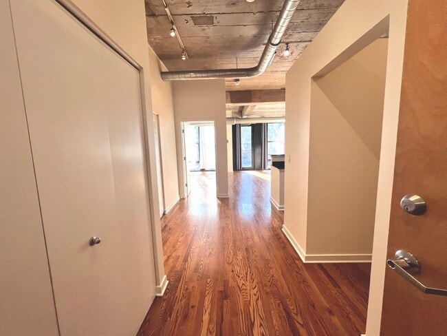 Building Photo - 1069 W 14th Pl