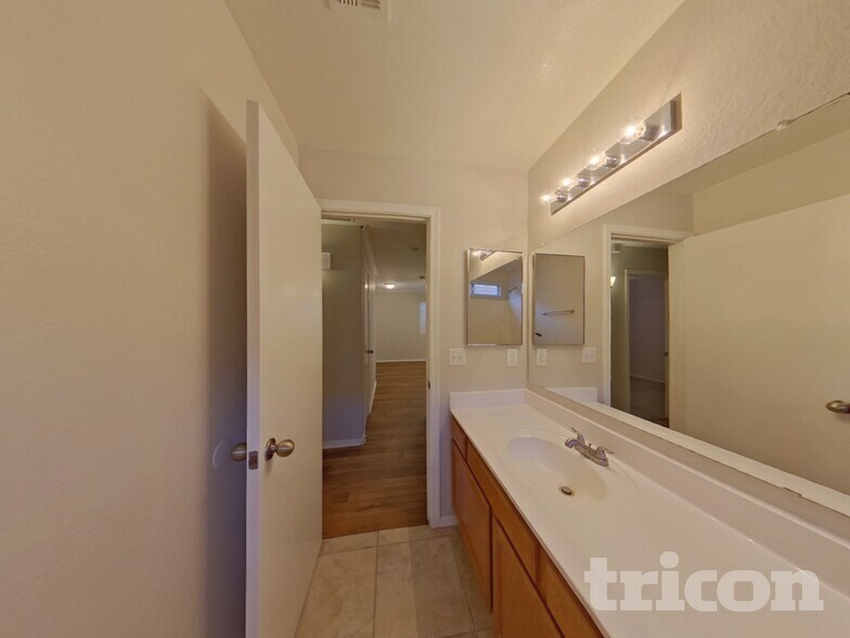 Building Photo - 21619 N 29th Dr