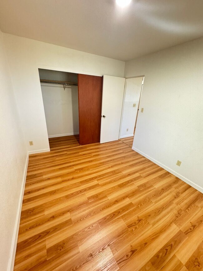 Building Photo - **1 Bedroom, 1 Bathroom Apartment for Rent...