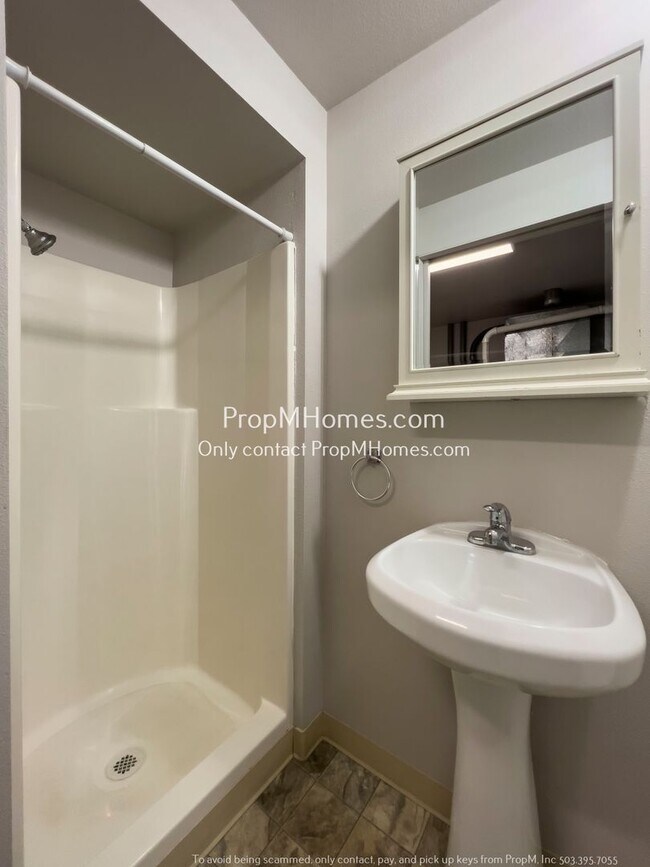 Building Photo - Beautiful Three Bedroom Home in the Heart of Oregon City!