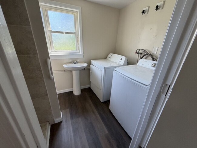 Building Photo - House in Peoria - 2 bedroom, 2 bathroom