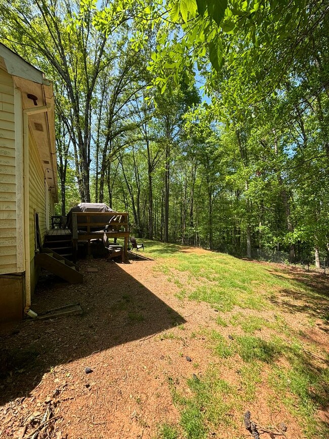 Building Photo - Charming Eastside Home, Available July