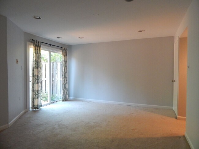 Building Photo - Cozy TH in Great Alexandria Location!