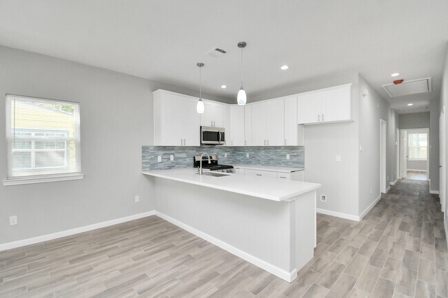 Building Photo - 5941 Southlea St