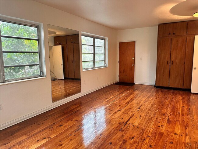 Building Photo - 4740 Pine Tree Dr