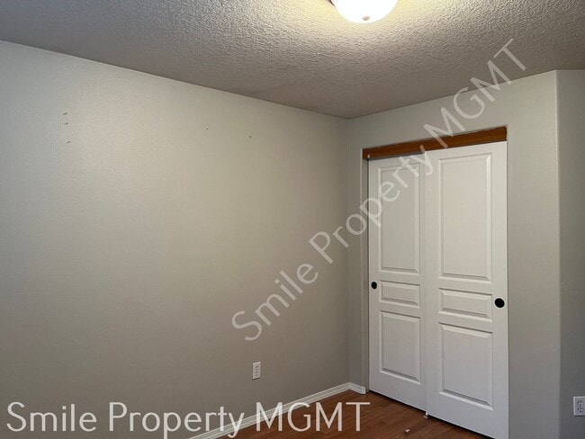 Building Photo - Great location