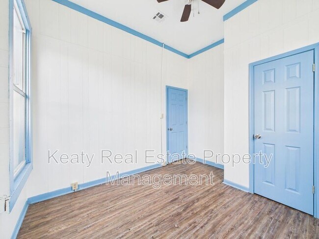 Building Photo - 405 E Convent St