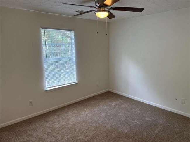 Building Photo - 356 Springbottom Dr SE