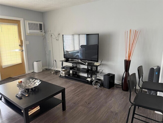 Primary Photo - 1110 N Riverside Dr