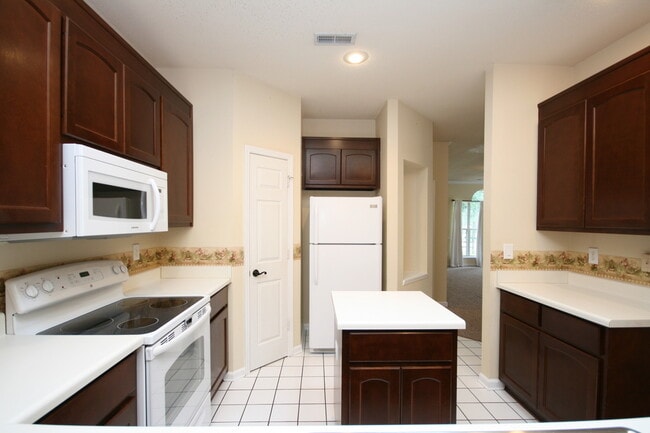 Building Photo - 215 River Oaks Dr
