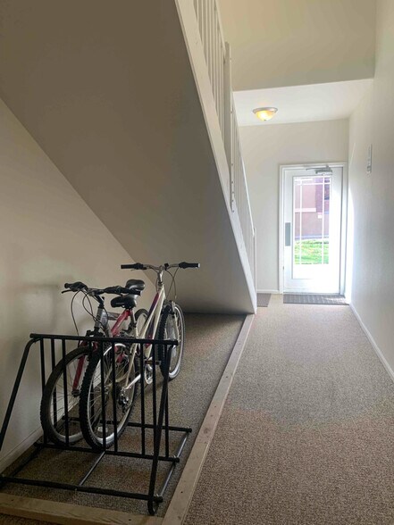 Building Photo - 2803 Kansas Dr