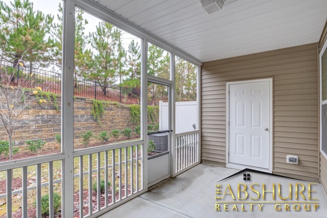 Building Photo - 4240 Vallonia Dr