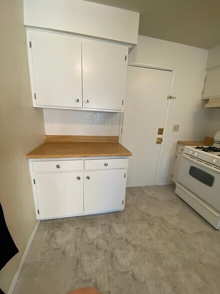 Building Photo - 325 S Spring St