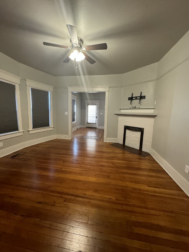 Building Photo - 4 bedroom 3 bath Springfield home with Off street parking