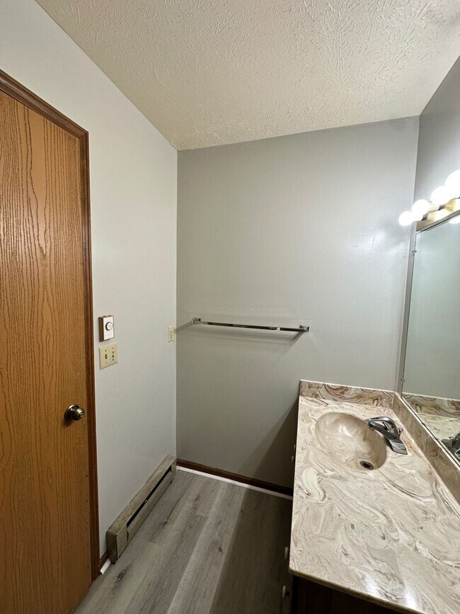 Building Photo - Comfort Meets Convenience in Woodburn