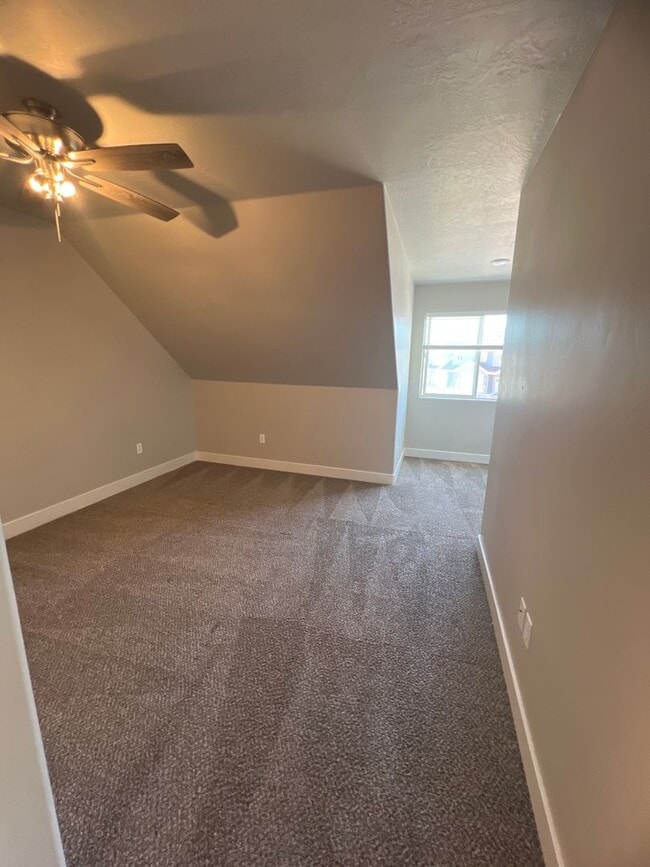 Building Photo - Cute and Spacious! Available Now! Month to Month Accepted