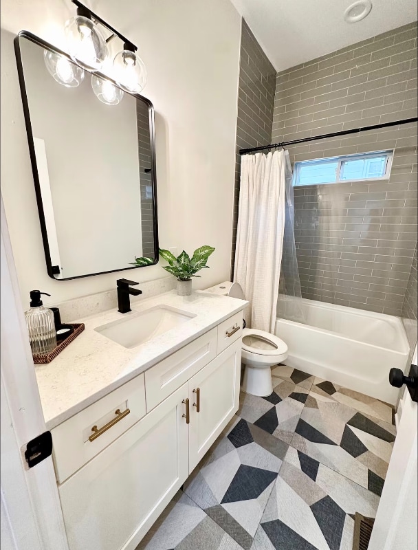 Building Photo - 240 Laurel Ave SW