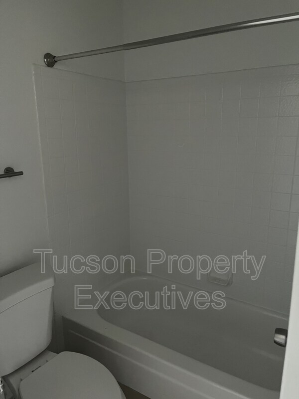 Building Photo - 3810 E Monte Vista Dr