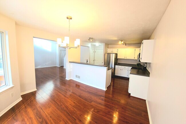 Building Photo - 3910 Old Elm Dr SE