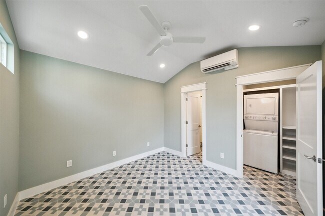 Building Photo - 623 E 12th 1/2 St