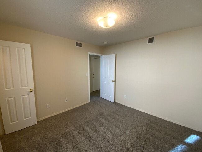 Building Photo - 3 Bedroom Single Story Home Near Northern Blvd NE & Loma Colorado Blvd NE!