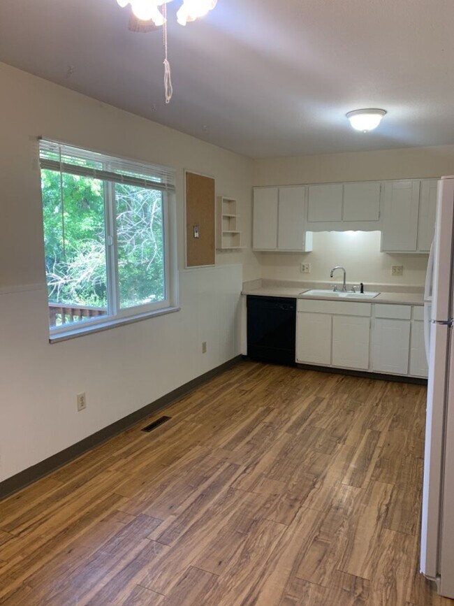 Building Photo - Mid-Town Single Family Home w/ Spacious Fenced Yard