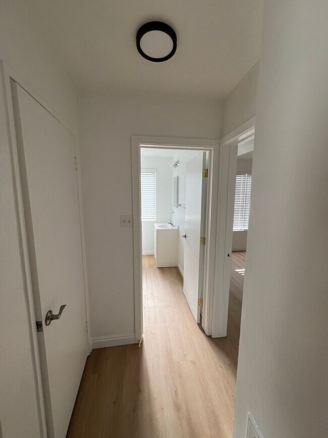 Building Photo - $995 Per month