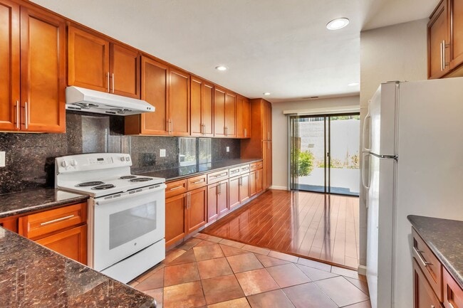 Building Photo - 3-Bedroom 2.5-Bathroom Santa Clara Townhome