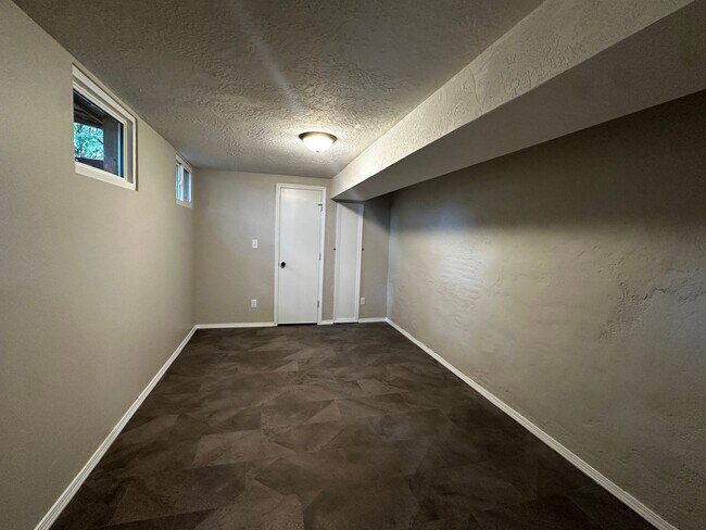 Building Photo - 2843 E Eastwood St